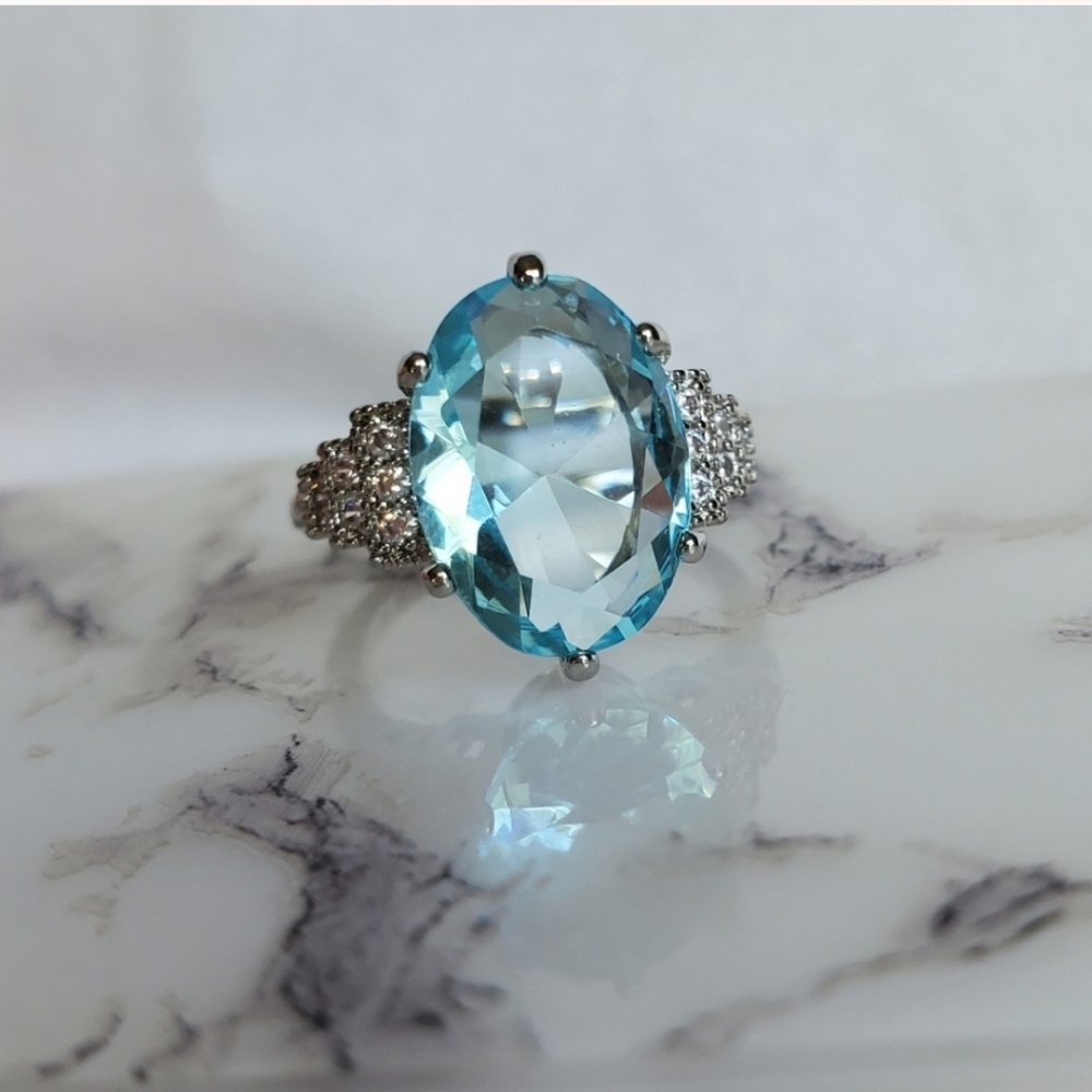 New Elegant Aquamarine Ring - Picture 1 of 8
